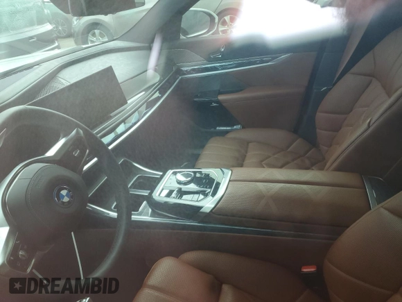 2024 BMW i7 xDrive60 z VIN WBY53EJ08RCP27227, wystawiony jako Copart lot #74042144 z przebiegiem Nie podano mil oraz Nie do naprawy. Historia ofert i sprzedaży dostępna na DreamBid. Obrazek 9.