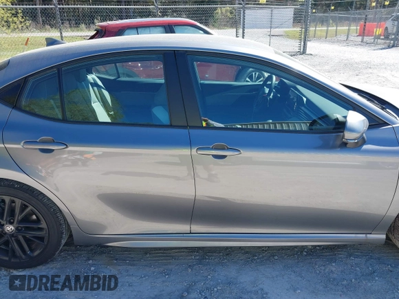 2025 Toyota Camry LE z VIN 4T1DAACK2SU566377, wystawiony jako IAAI lot #41818582 z przebiegiem 1 950 mil mil oraz . Historia ofert i sprzedaży dostępna na DreamBid. Obrazek 13.