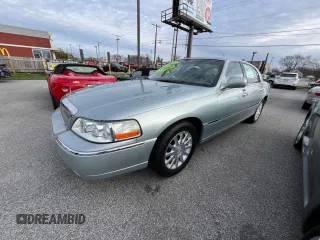 2007 Lincoln Town Car Signature z VIN 1LNHM81V07Y611332, wystawiony jako Copart lot #83524084 z przebiegiem 68 349 mil mil oraz Czysty tytuł • Clean title. Historia ofert i sprzedaży dostępna na DreamBid. Obrazek 2.