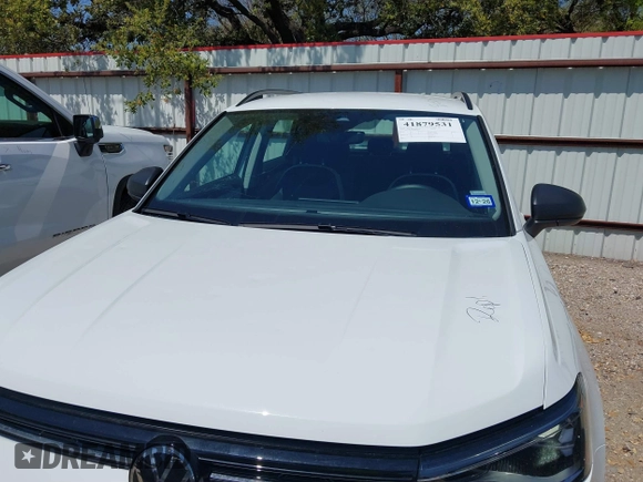2025 Volkswagen Taos z VIN 3VV5C7B23SM008129, wystawiony jako IAAI lot #41879531 z przebiegiem 3423 mil mil oraz . Historia ofert i sprzedaży dostępna na DreamBid. Obrazek 6.