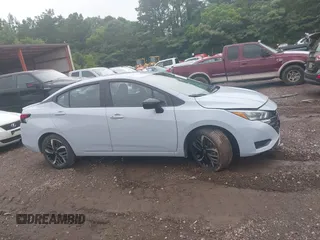2024 Nissan Versa SR z VIN 3N1CN8FV2RL910073, wystawiony jako IAAI lot #42509343 z przebiegiem 28 837 mil mil oraz . Historia ofert i sprzedaży dostępna na DreamBid. Obrazek 13.
