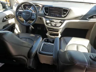 2023 Chrysler Pacifica Hybrid Touring L z VIN 2C4RC1L74PR558768, wystawiony jako Copart lot #61407555 z przebiegiem 70 387 mil mil oraz Czysty tytuł • Clean title. Historia ofert i sprzedaży dostępna na DreamBid. Obrazek 8.