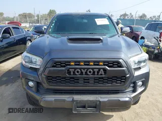 2017 Toyota Tacoma SR5 z VIN 3TMAZ5CN2HM047103, wystawiony jako IAAI lot #42344844 z przebiegiem 88 090 mil mil oraz . Historia ofert i sprzedaży dostępna na DreamBid. Obrazek 12.