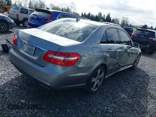 2010 Mercedes-Benz E-Class E 350 Luxury with VIN WDDHF8HB3AA128286, listed as a IAAI auction lot 41970037 with 183,961 mi miles. Bid and sale history available at carsss.com. Image 4.
