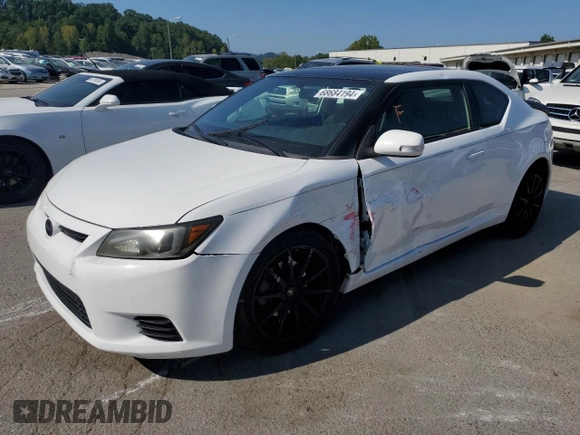 2013 Scion tC z VIN JTKJF5C73D3046010, wystawiony jako Copart lot #68684194 z przebiegiem 121 174 mil mil oraz Szkody całkowita. Historia ofert i sprzedaży dostępna na DreamBid. Obrazek 1.