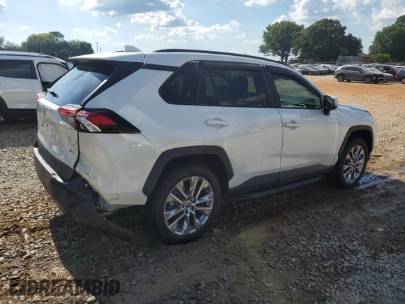 2021 Toyota RAV4 XLE Premium z VIN 2T3C1RFV0MW134008, wystawiony jako Copart lot #62676445 z przebiegiem 61 115 mil mil oraz Szkoda całkowita • Salvage title. Historia ofert i sprzedaży dostępna na DreamBid. Obrazek 3.