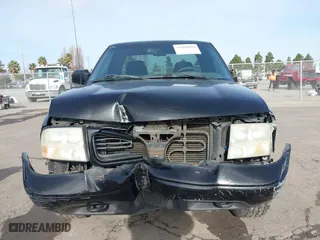 2001 GMC Sonoma SLS w/1SH Pkg with VIN 1GTDT19W018197275, listed as a IAAI auction lot 41604084 with 157,102 mi miles. Bid and sale history available at carsss.com. Image 6.