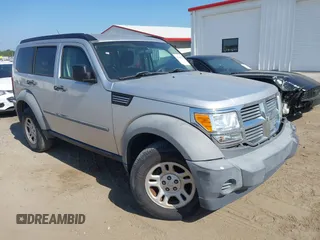 2007 Dodge Nitro SXT z VIN 1D8GT28KX7W562701, wystawiony jako IAAI lot #42181375 z przebiegiem 259 879 mil mil oraz . Historia ofert i sprzedaży dostępna na DreamBid. Obrazek 1.