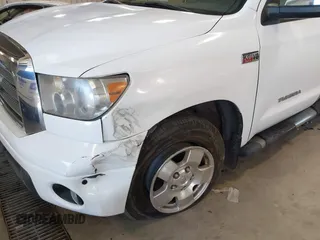 2008 Toyota Tundra Limited z VIN 5TBEV58198S476301, wystawiony jako IAAI lot #41528085 z przebiegiem 230 233 mil mil oraz . Historia ofert i sprzedaży dostępna na DreamBid. Obrazek 12.