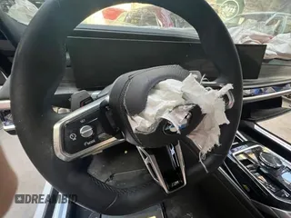 2023 BMW 7 Series 760i xDrive z VIN WBA33EJ02PCN27706, wystawiony jako Copart lot #44884564 z przebiegiem Nie podano mil oraz . Historia ofert i sprzedaży dostępna na DreamBid. Obrazek 8.
