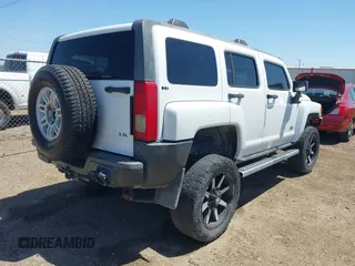 2008 Hummer H3 Luxury z VIN 5GTEN13E188190871, wystawiony jako IAAI lot #42019048 z przebiegiem 221 420 mil mil oraz . Historia ofert i sprzedaży dostępna na DreamBid. Obrazek 4.