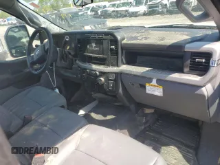 2024 Ford F-250 XL z VIN 1FTBF2BA4RED42236, wystawiony jako Copart lot #52189235 z przebiegiem Nie podano mil oraz Szkoda całkowita • Salvage title. Historia ofert i sprzedaży dostępna na DreamBid. Obrazek 8.
