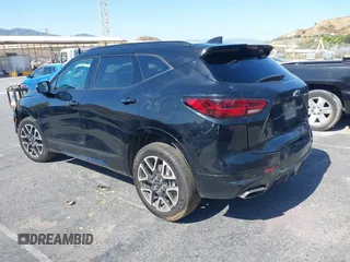 2024 Chevrolet Blazer RS z VIN 3GNKBERS0RS155598, wystawiony jako IAAI lot #39970423 z przebiegiem 15 171 mil mil oraz . Historia ofert i sprzedaży dostępna na DreamBid. Obrazek 3.