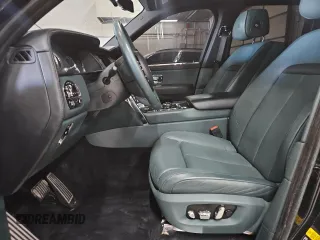 2022 Rolls-Royce Cullinan z VIN IDCO004308ZZ, wystawiony jako Copart lot #64985434 z przebiegiem 23 414 mil mil oraz Czysty tytuł • Clean title. Historia ofert i sprzedaży dostępna na DreamBid. Obrazek 7.