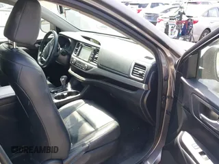 2015 Toyota Highlander XLE z VIN 5TDKKRFH8FS050848, wystawiony jako IAAI lot #42279034 z przebiegiem 101 053 mil mil oraz . Historia ofert i sprzedaży dostępna na DreamBid. Obrazek 5.