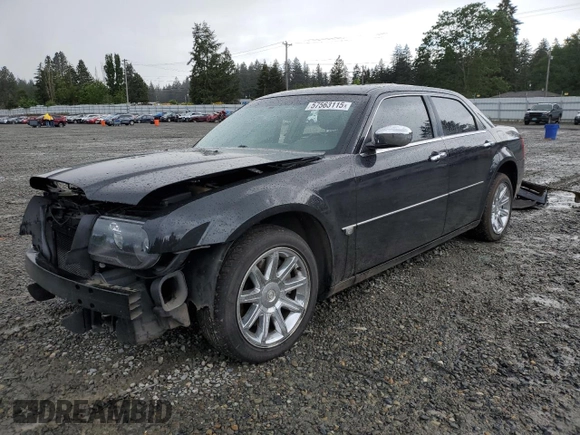 2005 Chrysler 300 C z VIN 2C3JA63H75H570025, wystawiony jako Copart lot #57563115 z przebiegiem 82 181 mil mil oraz Szkoda całkowita • Salvage title. Historia ofert i sprzedaży dostępna na DreamBid. Obrazek 1.
