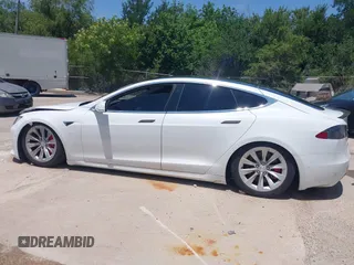 2018 Tesla Model S 75D z VIN 5YJSA1E25JF245269, wystawiony jako IAAI lot #42335263 z przebiegiem 56 086 mil mil oraz . Historia ofert i sprzedaży dostępna na DreamBid. Obrazek 14.