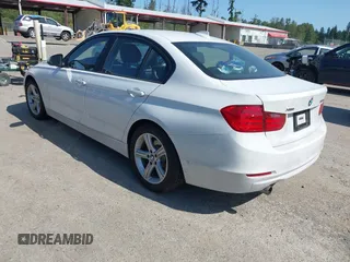 2015 BMW 3 Series 320i xDrive z VIN WBA3C3G51FNT53668, wystawiony jako IAAI lot #42428646 z przebiegiem 53 789 mil mil oraz . Historia ofert i sprzedaży dostępna na DreamBid. Obrazek 3.
