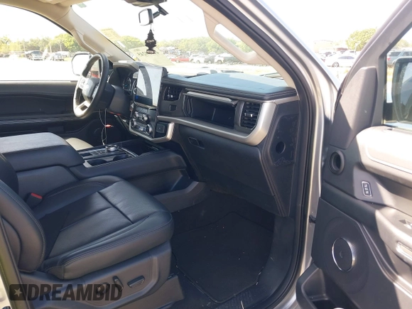 2024 Ford Expedition XLT with VIN 1FMJU1H85REA20278, listed as a IAAI auction lot 41739245 with 26,079 mi miles. Bid and sale history available at carsss.com. Image 5.
