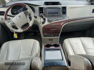 2011 Toyota Sienna XLE AAS z VIN 5TDYK3DC9BS046073, wystawiony jako Copart lot #57030305 z przebiegiem 246 956 mil mil oraz Szkoda całkowita • Salvage title. Historia ofert i sprzedaży dostępna na DreamBid. Obrazek 8.