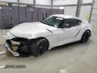 2023 Toyota Supra 3.0 z VIN WZ1DB0G05PW058146, wystawiony jako Copart lot #53936405 z przebiegiem Nie podano mil oraz Tytuł czysty. Historia ofert i sprzedaży dostępna na DreamBid. Obrazek 1.
