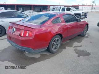 2012 Ford Mustang Premium z VIN 1ZVBP8AM2C5205750, wystawiony jako IAAI lot #42553306 z przebiegiem Nie podano mil oraz . Historia ofert i sprzedaży dostępna na DreamBid. Obrazek 4.