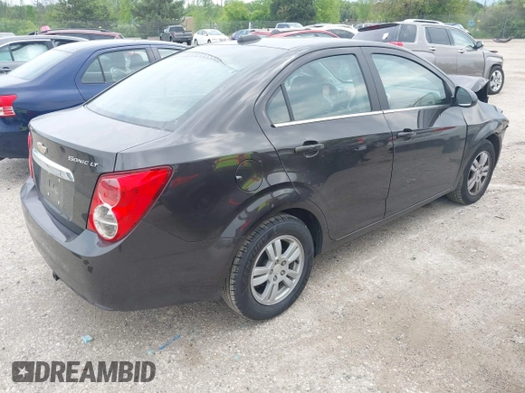 2015 Chevrolet Sonic LT z VIN 1G1JC5SH5F4158047, wystawiony jako IAAI lot #42387058 z przebiegiem 106 997 mil mil oraz . Historia ofert i sprzedaży dostępna na DreamBid. Obrazek 4.
