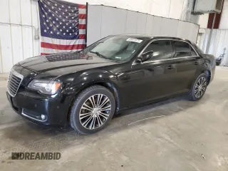 2013 Chrysler 300 S z VIN 2C3CCAGT4DH675852, wystawiony jako Copart lot #60697075 z przebiegiem 164 583 mil mil oraz Czysty tytuł • Clean title. Historia ofert i sprzedaży dostępna na DreamBid. Obrazek 1.
