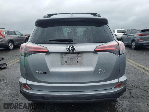 2017 Toyota RAV4 LE z VIN 2T3BFREV9HW570439, wystawiony jako Copart lot #56710325 z przebiegiem 87 766 mil mil oraz Szkoda całkowita • Salvage title. Historia ofert i sprzedaży dostępna na DreamBid. Obrazek 6.