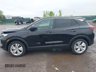 2024 Buick Encore GX Preferred z VIN KL4AMCSL3RB141383, wystawiony jako IAAI lot #42296144 z przebiegiem 9 483 mil mil oraz . Historia ofert i sprzedaży dostępna na DreamBid. Obrazek 14.