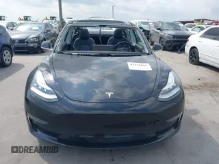 2018 Tesla Model 3 Long Range Battery z VIN 5YJ3E1EB3JF178812, wystawiony jako IAAI lot #42124838 z przebiegiem 124 229 mil mil oraz . Historia ofert i sprzedaży dostępna na DreamBid. Obrazek 13.