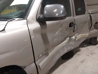 2002 Chevrolet Silverado 1500 LT with VIN 2GCEC19T021256016, listed as a IAAI auction lot 41947461 with 221,880 mi miles. Bid and sale history available at carsss.com. Image 6.