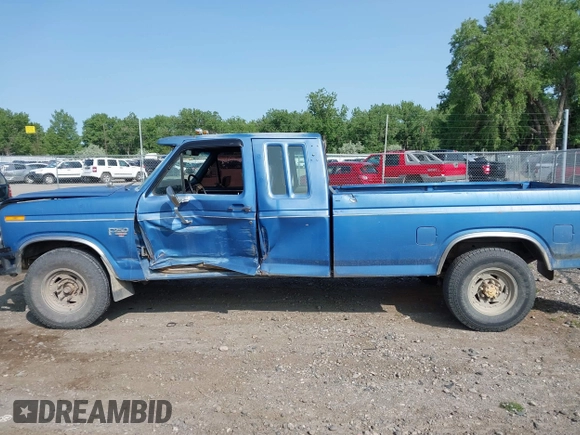1985 Ford F-250 z VIN 1FTHX25L8FKA37064, wystawiony jako IAAI lot #42373947 z przebiegiem 12 428 mil mil oraz . Historia ofert i sprzedaży dostępna na DreamBid. Obrazek 14.