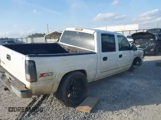 2006 Chevrolet Silverado 1500 LT1 with VIN 2GCEK13T861144372, listed as a IAAI auction lot 41564008 with 295,445 mi miles. Bid and sale history available at carsss.com. Image 4.