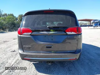 2017 Chrysler Pacifica Touring L z VIN 2C4RC1BG2HR741427, wystawiony jako IAAI lot #41299887 z przebiegiem 69 219 mil mil oraz . Historia ofert i sprzedaży dostępna na DreamBid. Obrazek 16.