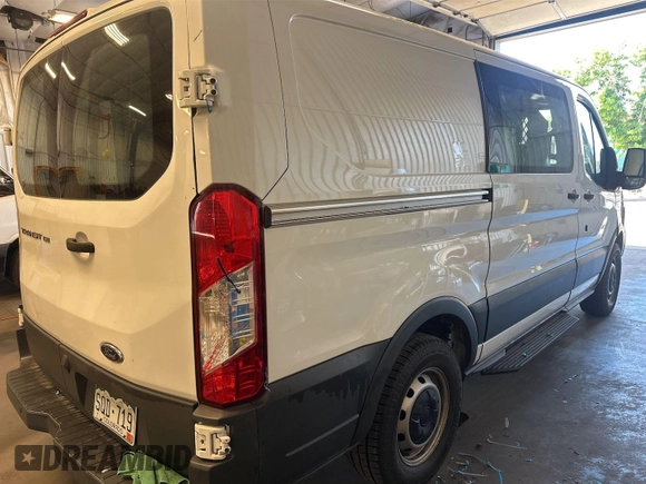 2016 Ford Transit Cargo z VIN 1FTYE1YM9GKB15647, wystawiony jako IAAI lot #42575776 z przebiegiem 235 520 mil mil oraz . Historia ofert i sprzedaży dostępna na DreamBid. Obrazek 20.