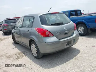 2010 Nissan Versa S z VIN 3N1BC1CP0AL399143, wystawiony jako IAAI lot #42268705 z przebiegiem 222 459 mil mil oraz . Historia ofert i sprzedaży dostępna na DreamBid. Obrazek 3.