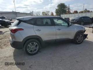 2022 Kia Seltos LX z VIN KNDEPCAAXN7319091, wystawiony jako Copart lot #78162244 z przebiegiem 76 592 mil mil oraz Nie do naprawy. Historia ofert i sprzedaży dostępna na DreamBid. Obrazek 3.