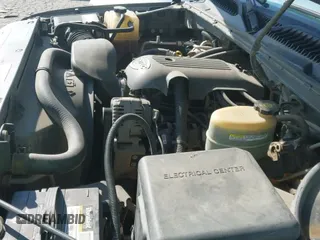 2002 Chevrolet Silverado 2500HD LS z VIN 1GCHK23UX2F143044, wystawiony jako IAAI lot #43284319 z przebiegiem 188 232 mil mil oraz . Historia ofert i sprzedaży dostępna na DreamBid. Obrazek 19.