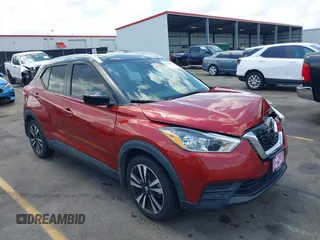 2020 Nissan Kicks SV z VIN 3N1CP5CV7LL574165, wystawiony jako IAAI lot #42161066 z przebiegiem 86 778 mil mil oraz . Historia ofert i sprzedaży dostępna na DreamBid. Obrazek 1.