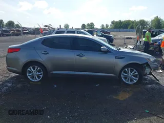 2013 Kia Optima LX z VIN 5XXGM4A70DG098022, wystawiony jako IAAI lot #42367410 z przebiegiem 131 620 mil mil oraz . Historia ofert i sprzedaży dostępna na DreamBid. Obrazek 13.