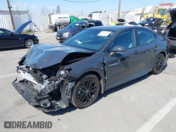 2025 Toyota Camry LE z VIN 4T1DAACK8SU570482, wystawiony jako IAAI lot #42152727 z przebiegiem 4 625 mil mil oraz . Historia ofert i sprzedaży dostępna na DreamBid. Obrazek 2.