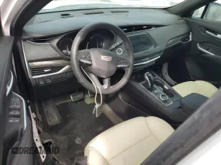 2022 Cadillac XT4 FWD Sport z VIN 1GYFZER44NF118862, wystawiony jako Copart lot #75053034 z przebiegiem 14 983 mil mil oraz Nie do naprawy • Non repairable. Historia ofert i sprzedaży dostępna na DreamBid. Obrazek 8.