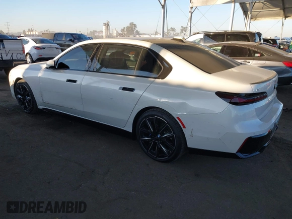 2023 BMW i7 xDrive60 z VIN WBY53EJ06PCN64039, wystawiony jako IAAI lot #40752159 z przebiegiem 8837 mil mil oraz . Historia ofert i sprzedaży dostępna na DreamBid. Obrazek 3.