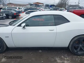 2017 Dodge Challenger R/T Plus z VIN 2C3CDZBT4HH604627, wystawiony jako IAAI lot #41500886 z przebiegiem 54 058 mil mil oraz . Historia ofert i sprzedaży dostępna na DreamBid. Obrazek 14.