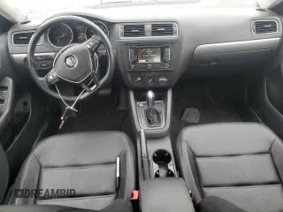 2015 Volkswagen Jetta SE z VIN 3VWD07AJ0FM252092, wystawiony jako Copart lot #56682945 z przebiegiem 104 325 mil mil oraz Czysty tytuł • Clean title. Historia ofert i sprzedaży dostępna na DreamBid. Obrazek 8.