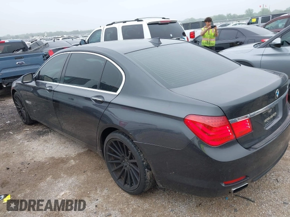 2012 BMW 7 Series 750Li z VIN WBAKB8C53CC962981, wystawiony jako IAAI lot #42167849 z przebiegiem 123 978 mil mil oraz . Historia ofert i sprzedaży dostępna na DreamBid. Obrazek 3.