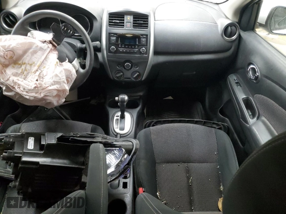 2016 Nissan Versa SV z VIN 3N1CN7AP3GL916917, wystawiony jako Copart lot #55994285 z przebiegiem Nie podano mil oraz Szkoda całkowita • Salvage title. Historia ofert i sprzedaży dostępna na DreamBid. Obrazek 8.