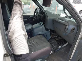 2005 Chevrolet Astro Cargo z VIN 1GCDM19X95B117941, wystawiony jako IAAI lot #41787724 z przebiegiem 118 617 mil mil oraz . Historia ofert i sprzedaży dostępna na DreamBid. Obrazek 5.