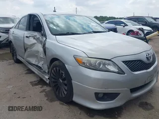 2011 Toyota Camry LE z VIN 4T1BF3EK5BU157713, wystawiony jako IAAI lot #42111232 z przebiegiem 139 444 mil mil oraz . Historia ofert i sprzedaży dostępna na DreamBid. Obrazek 1.